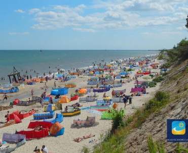 Wzdłuż północnej granicy Chłapowa rozciąga się piaszczysta plaża z klifem.