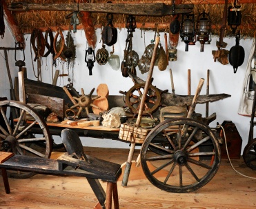 Muzeum Rybackie Pod Strzechą, czynne w sezonie letnim w godzinach od 10-18, po sezonie otwierane jest na życzenie turystów.