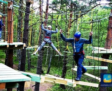 Poczuć się jak Tarzan można w okolicznych parkach linowych.