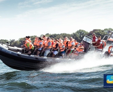 Trochę adrenaliny? Super pomysłem jest wyprawa szybką łodzią motorową.