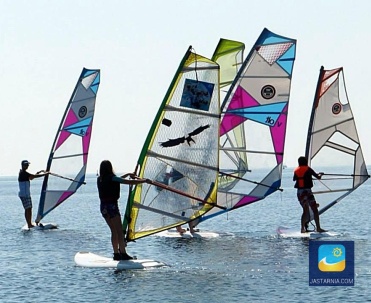 Będąc we Władysławowie można nauczyć się windsurfingu od podstaw. W okolicy nie brakuje szkółek oferujących tego typu usługi.