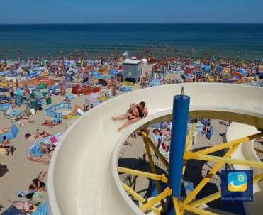 Zjeżdżalnia - jedna z największych atrakcji na plaży.