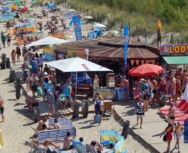 Jeśli upał daje się we znaki, przy wejściu na plażę można kupić loda.