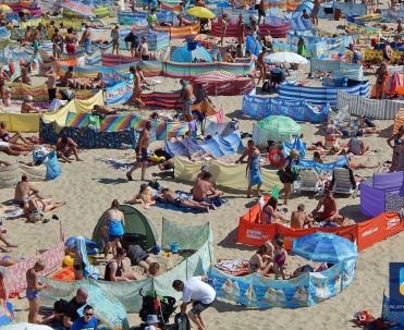Turyści chętnie odwiedzają władysławowską plażę.
