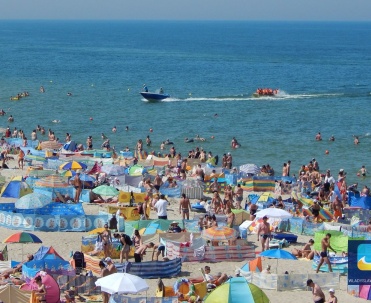 W ciągu dnia popularnością cieszą się zjeżdżalnie, przejażdżki "bananem" czy skuterem oraz rozgrywki piłki plażowej.