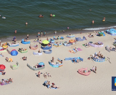 Odpoczynek na plaży we Władysławowie przy pięknej, lipcowej pogodzie.