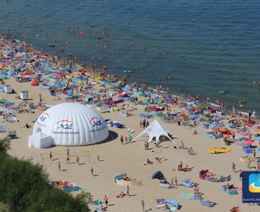 Na plaży znajduje się również coś dla miłośników sportu i ruchu - boisko do siatkówki plażowej.