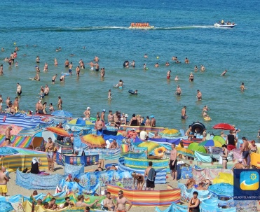 Plaża we Władysławowie, zaś na morzu popularny "banan".
